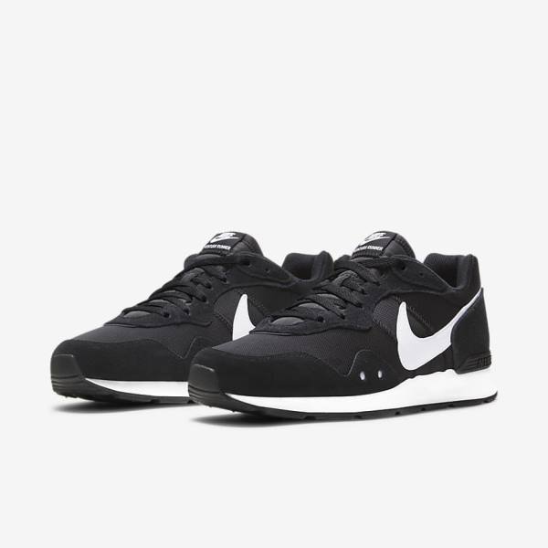 Men's Nike Venture Runner Sneakers Black / White | NK624ZMW